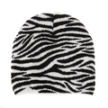 Detailopname van een warme zwart-wit gestreepte gebreide muts in zacht pluizig garen - Zebraprint Gebreide Muts