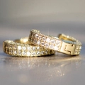 Orecchini a cerchio da uomo in oro con zirconi pavé dal design rotondo e lussuoso - Oro