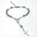 Dettaglio del bracciale rosario in acciaio inossidabile con croce e medaglia mariana - Color Acciaio