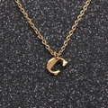 Collar de cadena de acero inoxidable dorado con un colgante minimalista de la letra C - Oro C