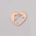 Detalle de un colgante de corazón con diseño de puzzle en metal pulido de color oro rosa - Grande (25x22mm) / Oro rosa