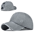 Détail de la casquette en coton lavé avec élastique croisé pour queue de cheval et NY - Réglable / Gris