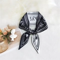 Elegante pañuelo estrecho de seda en blanco y negro con letras en nudo de lazo - Estampado de Letras Blanco y Negro