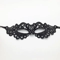 Elegante schwarze Spitzenmaske mit aufwändiger Stickerei und Seidenbändern für Partys - Einheitsgröße / Schwarz Geformt - Blumenherz