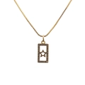 Detalle de collar de cadena dorada con motivo de estrella y colgante rectangular de circonita - Estrella 2 Hebilla Cadena de Caja