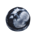 Detailweergave van het tie-dye patroon en ribtextuur op deze gebreide docker muts - Zwart Grijs Wit Tie-dye (Stijl 2)