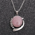 Collar de acero inoxidable plateado con cristal rosa ovalado y detalles de pedrería - Cuarzo rosa