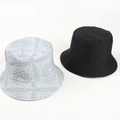 Dettaglio del set di cappelli alla pescatora in cotone nero e blu paisley con cuciture - M (56-58cm) / Grigio