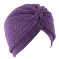 Gros plan détaillé du turban violet brillant avec un design plissé en soie métallique - Taille unique / Violet