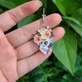 Nahaufnahme von Acryl-Totenkopf-Ohrringen mit gelben Blumen in der Hand gehalten - 5# Orangefarbene Blume Totenkopf