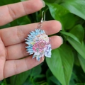 Detail von böhmischen Acryl-Schädel-Ohrringen mit bunten Blumen- und Federmotiven - 6# Federkopfschmuck Totenkopf