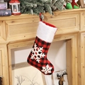 Chaussette de Noël à carreaux avec revers en fausse fourrure et flocon sur cheminée en bois - Flocon de Neige Carreaux Rouge Noir