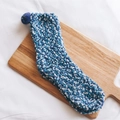 Dicke Korallenfleece-Socken in Blau-Weiß-Strick mit großem Plüschbommel für den Winter - Einheitsgröße / Saphirblau