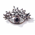 Détail macro d'une broche œil maléfique avec strass multicolores et finition argentée - Œil protecteur