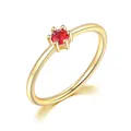 Elegante anello placcato in oro con fascia sottile e una pietra rossa a sei griffe - US 6 / Oro Chiaro Pietra Rossa