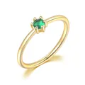 Anello minimalista in oro con gemma verde tonda e classica incastonatura a sei griffe - US 5 / Oro Chiaro Pietra Verde