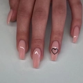 Glänzende nackte rosa Ballerina-Kunstnägel mit handgezeichnetem schwarzen Herz-Umriss-Design - Nude Pink Ombre Herz Stil (JP908)
