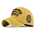 Detalle del bordado 3D en la gorra de béisbol de algodón lavado amarillo mostaza - Ajustable / Amarillo
