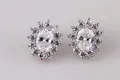 Eleganti orecchini a lobo halo in argento con zircone AAA ovale e pietre scintillanti - Stud orecchini / Bianco