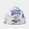 Gedetailleerde close-up van de blauw-witte tie-dye gebreide muts met wolkpatroon - M (56-58cm) / Mistblauw