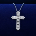 Vue macro d'un collier pendentif croix en argent serti de zircons brillants - Blanc/Argent