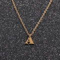 Collar minimalista de acero inoxidable con colgante de letra A dorada sobre fondo negro - Oro A