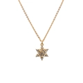 Collar de copo de nieve dorado con cristales de circonita sobre fondo blanco - Estrella 3 Copo de Nieve Cadena de Caja
