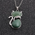 Collana a gatto in acciaio argento con pendente in gemma verde su sfondo nero scintillante - Avventurina Verde Gatto