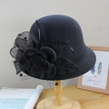 Detailansicht eleganter schwarzer Wollfilzhut mit Netzblume und Federn für Damen - Verstellbar / Schwarz