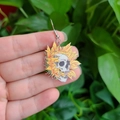 Detailaufnahme von Halloween-Ohrringen aus Acryl mit Sonnenblumen- und Totenkopfdesign - 1# Sonnenblumen-Totenkopf
