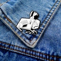 Spilla creativa in smalto di un impiegato stanco su una giacca di jeans blu - Personale che si allunga