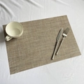 Rechteckige Platzmatte aus PVC-Gewebe in Beige und Braun mit Bambusstruktur - Flachsfarben