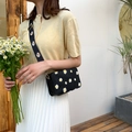 Petit sac carré en toile noire avec motifs marguerites et bandoulière large ajustable - Noir