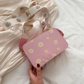 Sac à bandoulière rose avec broderie marguerite et large sangle sur fond de robe jaune - Rose