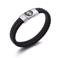 Pulsera punk de cuero trenzado con costuras rojas y cierre de calavera de acero plata - 21cm / Calavera de Línea Marrón (KB85025-K)
