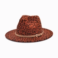 Detail eines Fedora mit Leopardenmuster, braunem Lederband und goldener Schnalle - M(56-58cm) / Weinroter Leopard