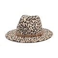 Detail eines Wollhutes mit Leopardenmuster, braunem Lederband und goldener Schnalle - M(56-58cm) / Weißes Leopardmuster