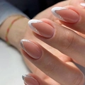 Faux ongles amande french avec base rose, bords blancs et lignes pailletées argentées en V - Ongles Amande Rose Nude Avec Paillettes Argentées Style French (JP898)