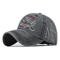 Detalle de bordado 3D y textura lavada vintage en gorra de béisbol gris carbón - Ajustable / Gris