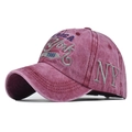 Detalle de una gorra de béisbol vintage de algodón morado lavado con bordado NY en 3D - Ajustable / Burdeos