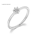 Anello solitario minimalista a sei griffe con diamante tondo brillante, finitura argento - US 5 / Placcato Argento Zirconia Bianca