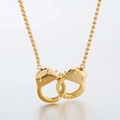 Collar de cadena box dorada con colgante de esposas entrelazadas en acabado pulido - Collar con Colgante de Esposas / Dorado (KN109630-Z)