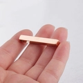 Colgante rectangular pulido de acero inoxidable en oro rosa mostrado en la mano - Pulido Estándar (DH003) / Oro Rosa