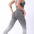 Set yoga grigio senza cuciture con leggings scrunch butt e dettagli traforati - S / Bianco Sporco