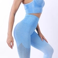 Set yoga blu senza cuciture con dettagli in mesh traspirante e leggings a vita alta - S / Celeste