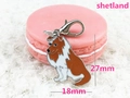 Dettaglio di un ciondolo in smalto cane Shetland da 27mm con chiusura a moschettone argento - Sheltie