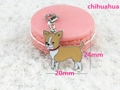 Macro del ciondolo chihuahua in smalto 24mm con chiusura in metallo su macaron rosa - Chihuahua Giallo