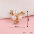 Ciondolo a fiore dorato con tre perle bianche e strass, misura di 20mm per 20mm - D669 Fiore di Perla Stile 10