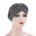 Détail du turban à motif zigzag noir et blanc avec maille torsadée et tressée - Motif en dents de scie noir et blanc / Noir