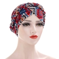Gros plan du turban à motifs géométriques avec design croisé tressé de style bohème - Géométrique Ethnique / Rouge et Bleu Marine